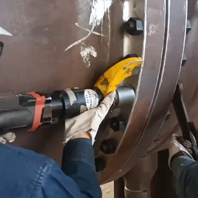 Petrochemical pipeline flange bolting tool